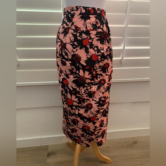 Anthropologie Dresses & Skirts - ANTHROPOLOGIE Exquise skirt with flowers detail.